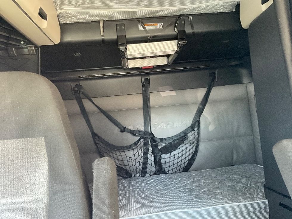 Sleeper Tractor-Heavy Duty Tractors-Freightliner-2022-T12664ST-Neenah-WI-560,445\n\t\tmiles-$ 67,000 - Image 16