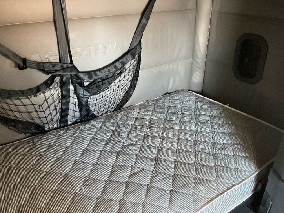 Sleeper Tractor-Heavy Duty Tractors-Freightliner-2022-T12664ST-Neenah-WI-560,445\n\t\tmiles-$ 67,000 - Image 17