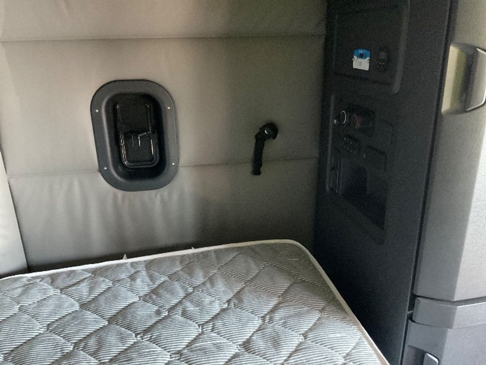 Sleeper Tractor-Heavy Duty Tractors-Freightliner-2022-T12664ST-Neenah-WI-560,445\n\t\tmiles-$ 67,000 - Image 18