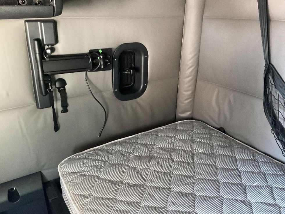 Sleeper Tractor-Heavy Duty Tractors-Freightliner-2022-T12664ST-Neenah-WI-560,445\n\t\tmiles-$ 67,000 - Image 19