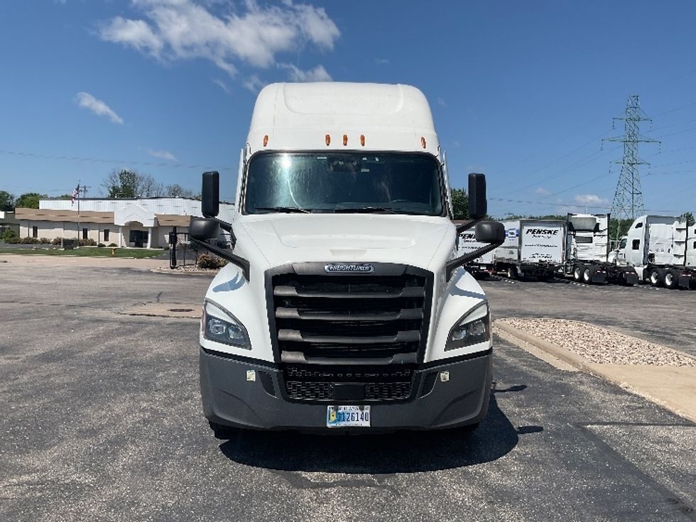 2022 Freightliner Cascadia 126" Sleeper Cab photo 2