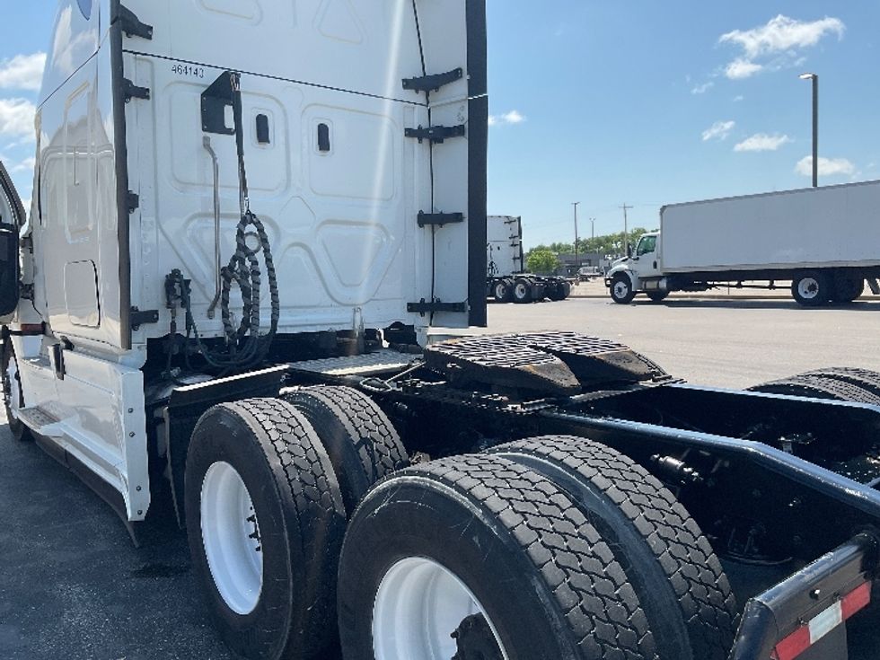 Sleeper Tractor-Heavy Duty Tractors-Freightliner-2022-T12664ST-Neenah-WI-560,445\n\t\tmiles-$ 67,000 - Image 22