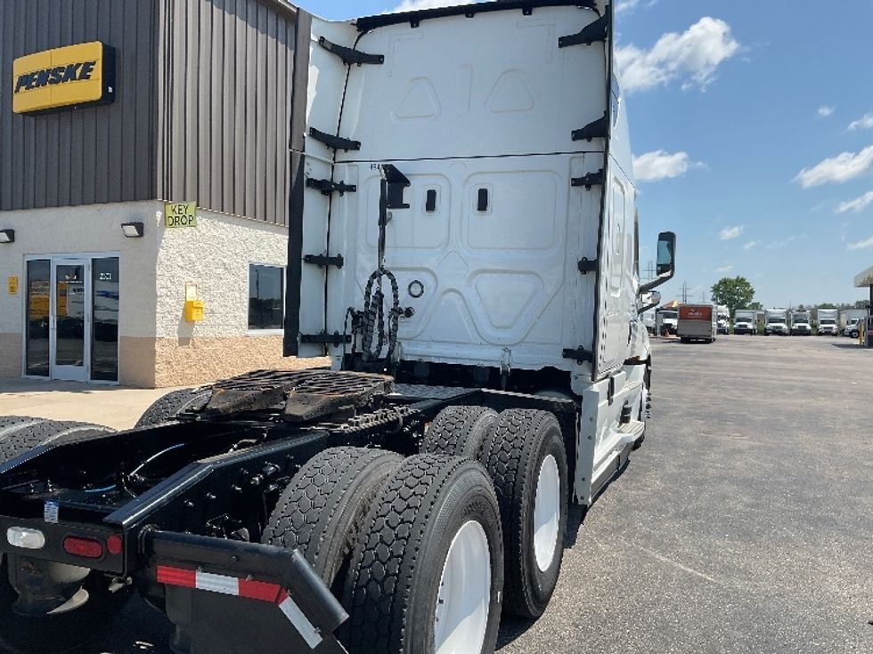 Sleeper Tractor-Heavy Duty Tractors-Freightliner-2022-T12664ST-Neenah-WI-560,445\n\t\tmiles-$ 67,000 - Image 23