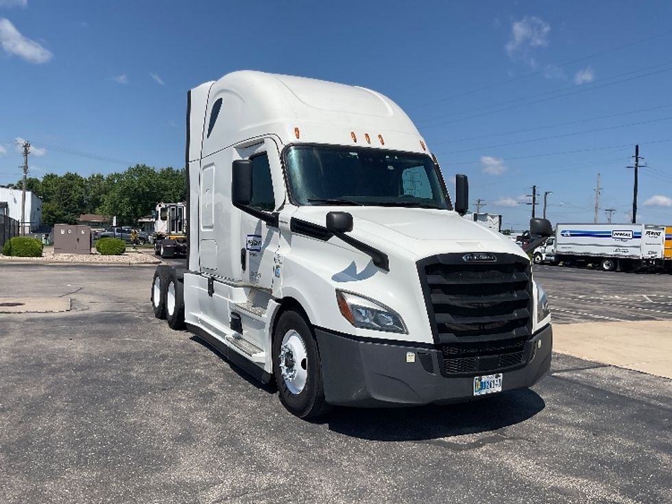2022 Freightliner Cascadia 126" Sleeper Cab photo 3