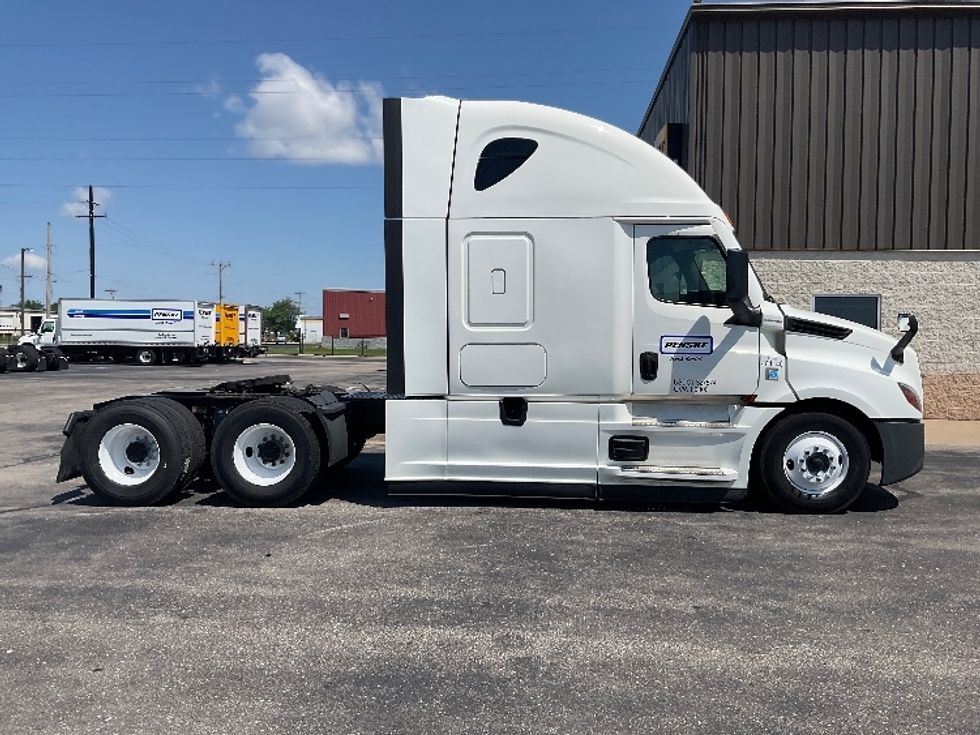2022 Freightliner Cascadia 126" Sleeper Cab photo 4