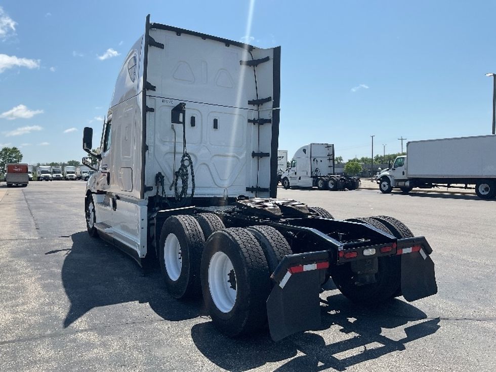 Sleeper Tractor-Heavy Duty Tractors-Freightliner-2022-T12664ST-Neenah-WI-560,445\n\t\tmiles-$ 67,000 - Image 7