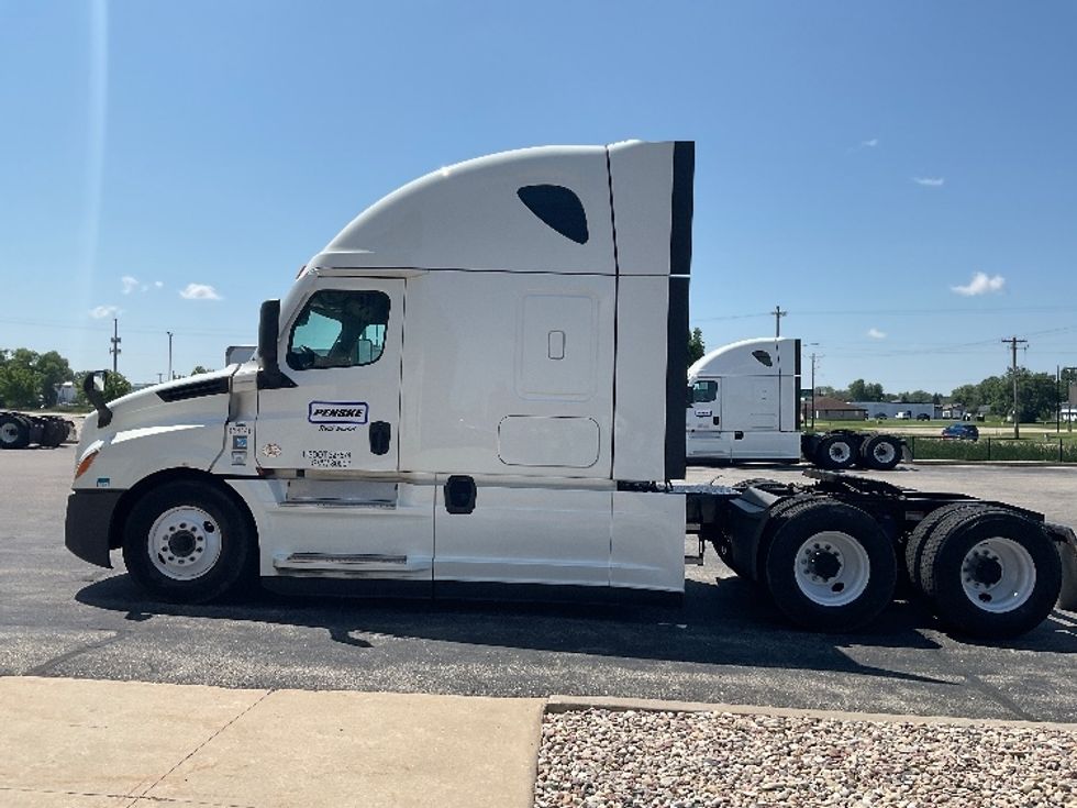 Sleeper Tractor-Heavy Duty Tractors-Freightliner-2022-T12664ST-Neenah-WI-560,445\n\t\tmiles-$ 67,000 - Image 8