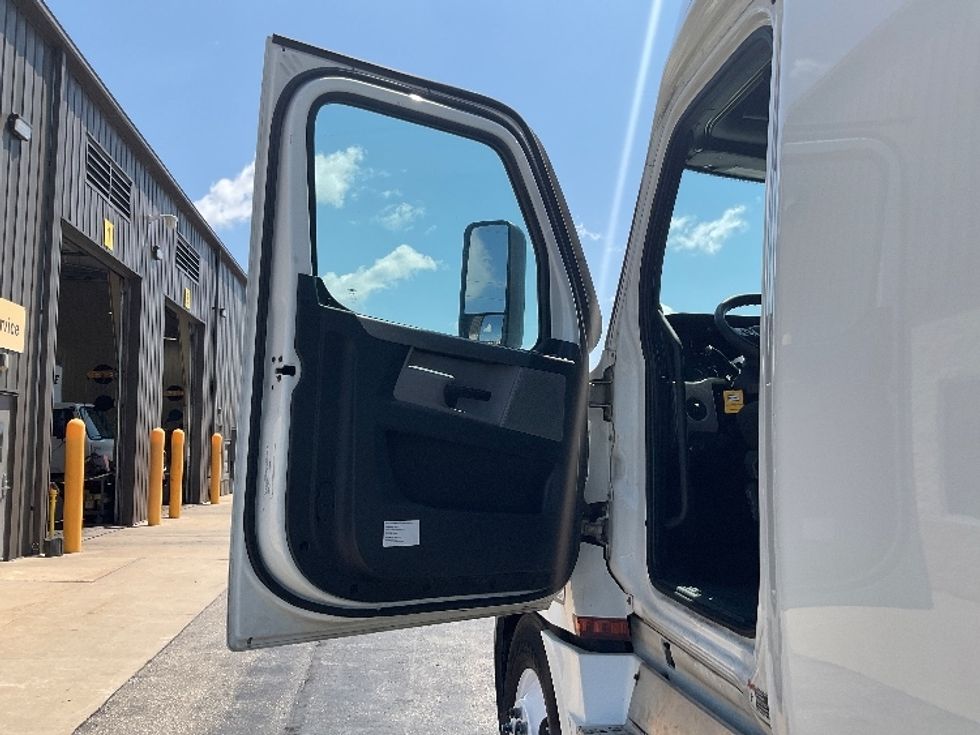 Sleeper Tractor-Heavy Duty Tractors-Freightliner-2022-T12664ST-Neenah-WI-560,445\n\t\tmiles-$ 67,000 - Image 9