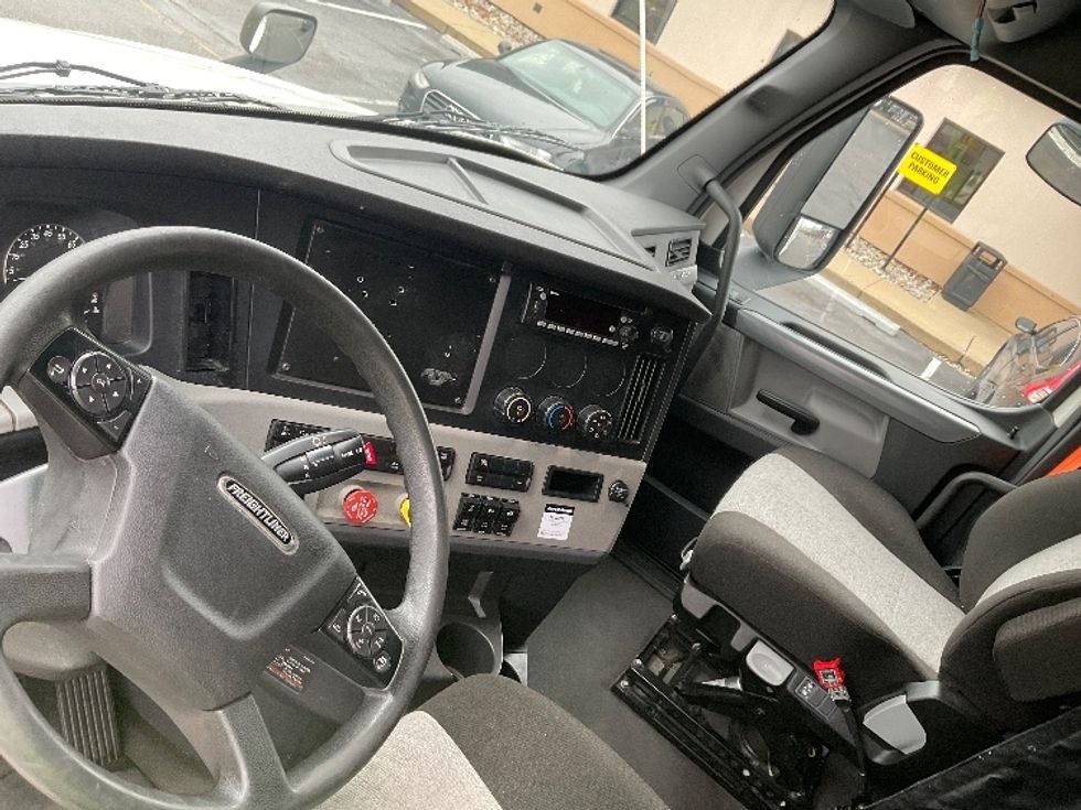 Sleeper Tractor-Heavy Duty Tractors-Freightliner-2022-T12664ST-New Castle-DE-316,360\n\t\tmiles-$ 82,750 - Image 10
