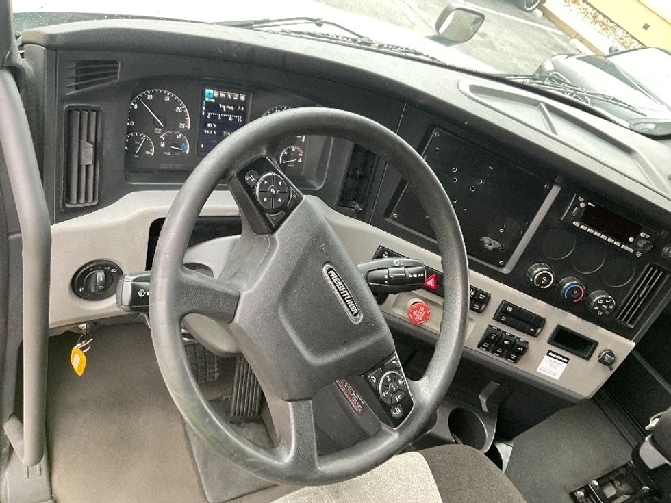 Sleeper Tractor-Heavy Duty Tractors-Freightliner-2022-T12664ST-New Castle-DE-316,360\n\t\tmiles-$ 82,750 - Image 11