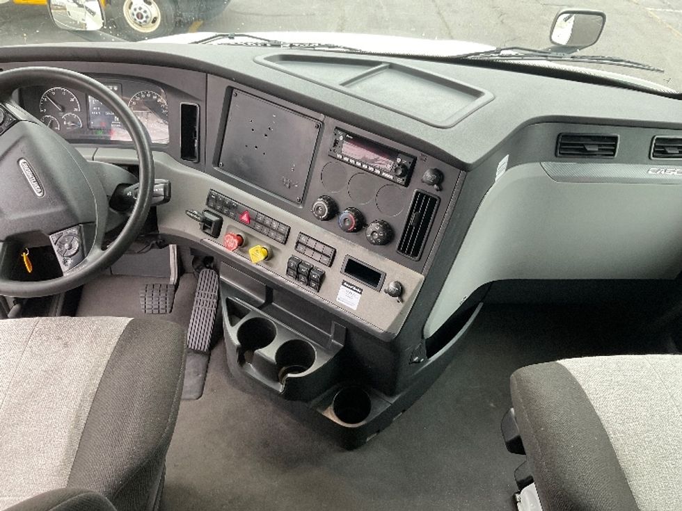 Sleeper Tractor-Heavy Duty Tractors-Freightliner-2022-T12664ST-New Castle-DE-316,360\n\t\tmiles-$ 82,750 - Image 12