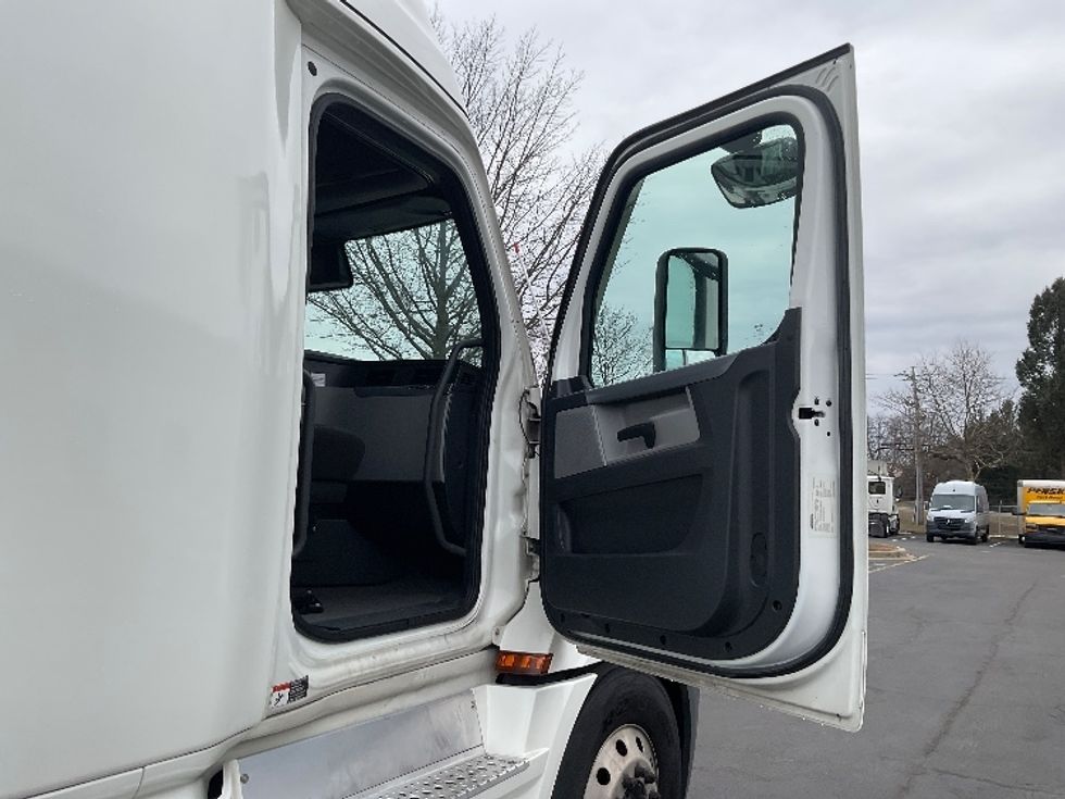 Sleeper Tractor-Heavy Duty Tractors-Freightliner-2022-T12664ST-New Castle-DE-316,360\n\t\tmiles-$ 82,750 - Image 13