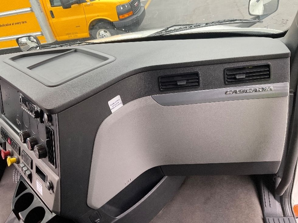 Sleeper Tractor-Heavy Duty Tractors-Freightliner-2022-T12664ST-New Castle-DE-316,360\n\t\tmiles-$ 82,750 - Image 14