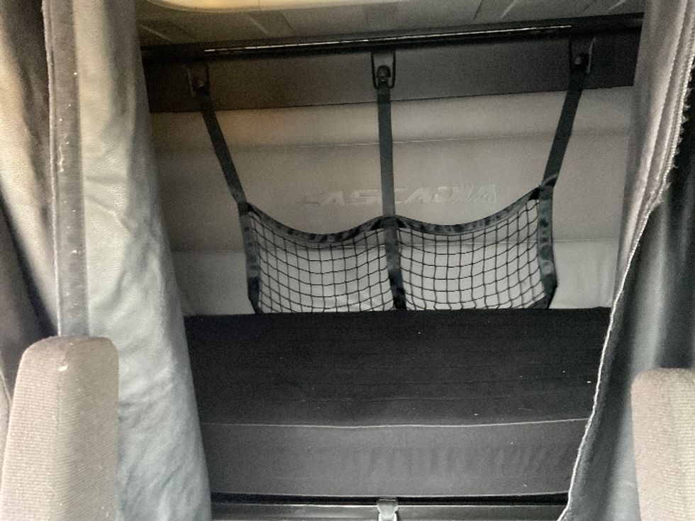 Sleeper Tractor-Heavy Duty Tractors-Freightliner-2022-T12664ST-New Castle-DE-316,360\n\t\tmiles-$ 82,750 - Image 16