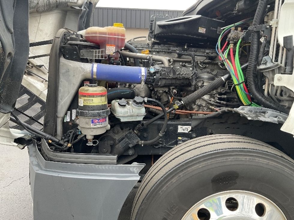 Sleeper Tractor-Heavy Duty Tractors-Freightliner-2022-T12664ST-New Castle-DE-316,360\n\t\tmiles-$ 82,750 - Image 21