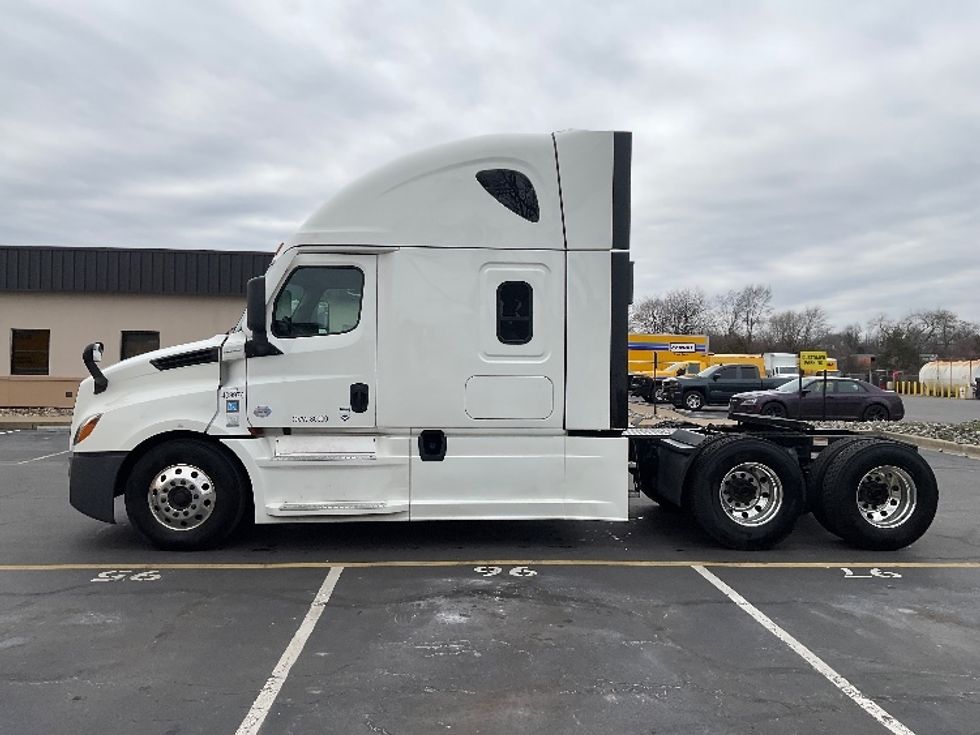 Sleeper Tractor-Heavy Duty Tractors-Freightliner-2022-T12664ST-New Castle-DE-316,360\n\t\tmiles-$ 82,750 - Image 4