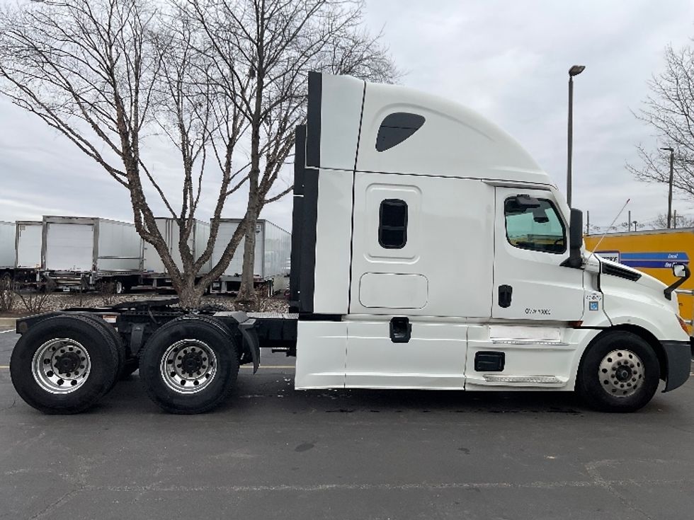 Sleeper Tractor-Heavy Duty Tractors-Freightliner-2022-T12664ST-New Castle-DE-316,360\n\t\tmiles-$ 82,750 - Image 8