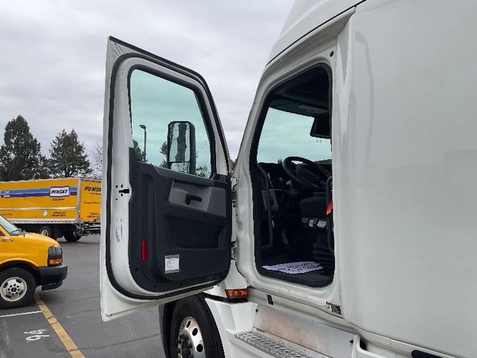 Sleeper Tractor-Heavy Duty Tractors-Freightliner-2022-T12664ST-New Castle-DE-316,360\n\t\tmiles-$ 82,750 - Image 9