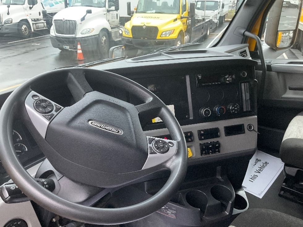 2022 Freightliner Cascadia 126" Sleeper Cab photo 10