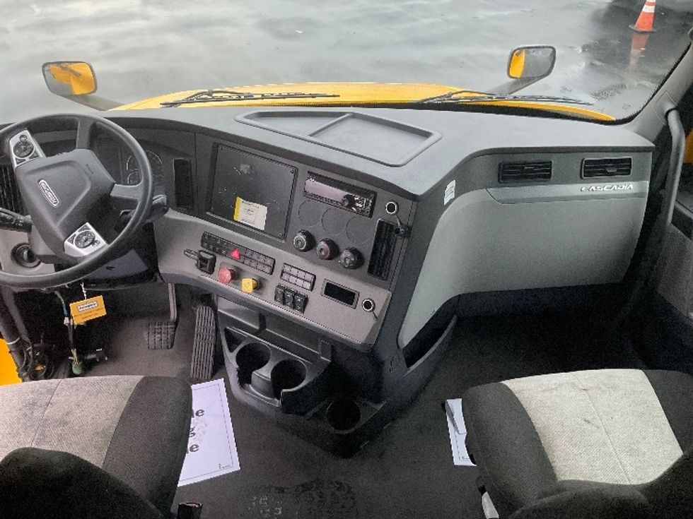 2022 Freightliner Cascadia 126" Sleeper Cab photo 12