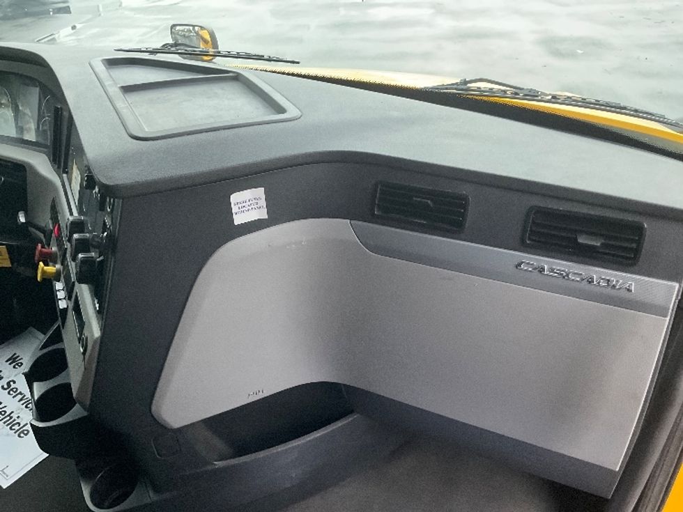 2022 Freightliner Cascadia 126" Sleeper Cab photo 13