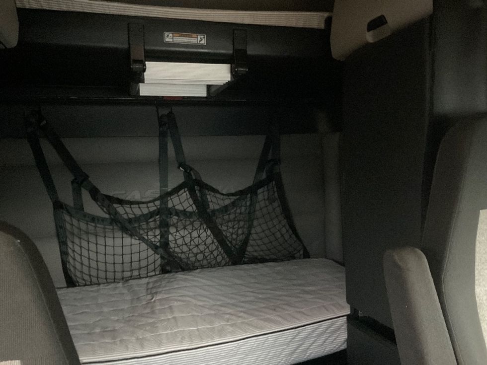 Sleeper Tractor-Heavy Duty Tractors-Freightliner-2022-T12664ST-New Castle-DE-358,204\n\t\tmiles-$ 78,500 - Image 16