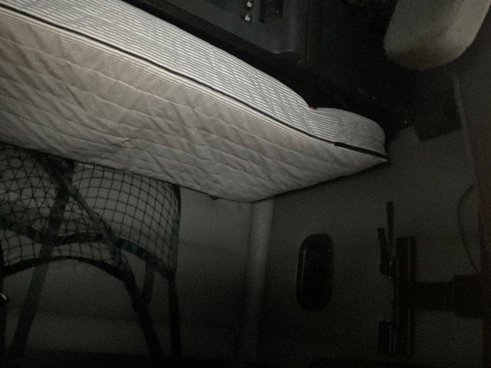 Sleeper Tractor-Heavy Duty Tractors-Freightliner-2022-T12664ST-New Castle-DE-358,204\n\t\tmiles-$ 78,500 - Image 18