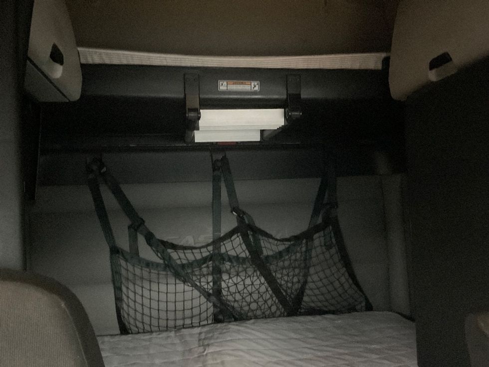 Sleeper Tractor-Heavy Duty Tractors-Freightliner-2022-T12664ST-New Castle-DE-358,204\n\t\tmiles-$ 78,500 - Image 19