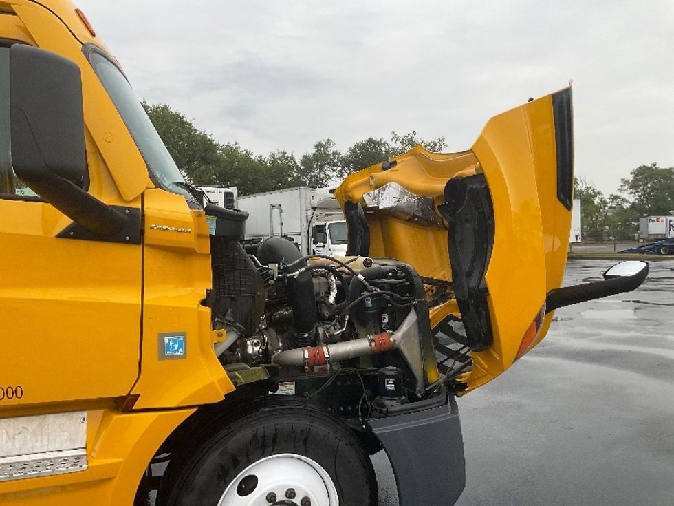 Sleeper Tractor-Heavy Duty Tractors-Freightliner-2022-T12664ST-New Castle-DE-358,204\n\t\tmiles-$ 78,500 - Image 20
