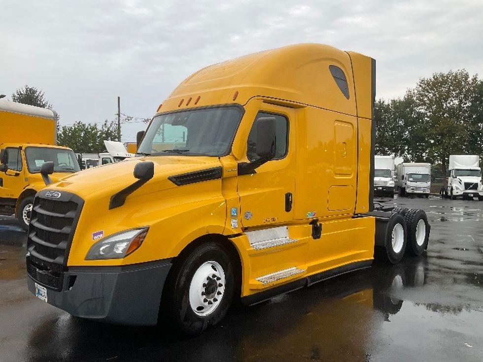 2022 Freightliner Cascadia 126" Sleeper Cab photo 3