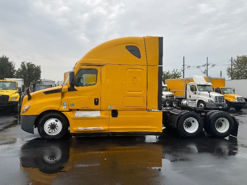 2022 Freightliner Cascadia 126" Sleeper Cab photo 4
