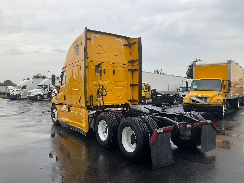 2022 Freightliner Cascadia 126" Sleeper Cab photo 5