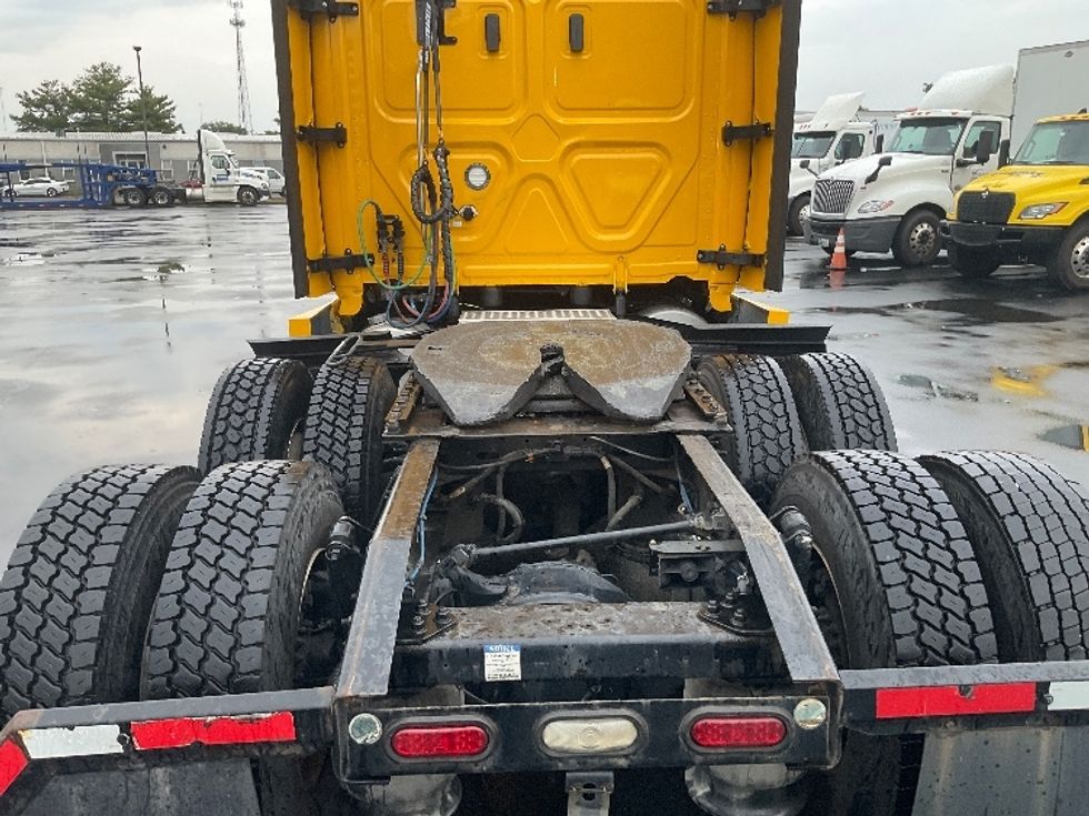 2022 Freightliner Cascadia 126" Sleeper Cab photo 6