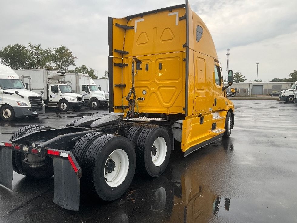 2022 Freightliner Cascadia 126" Sleeper Cab photo 7