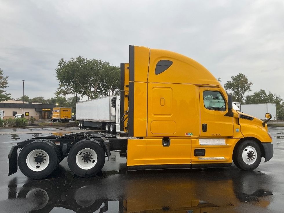 2022 Freightliner Cascadia 126" Sleeper Cab photo 8