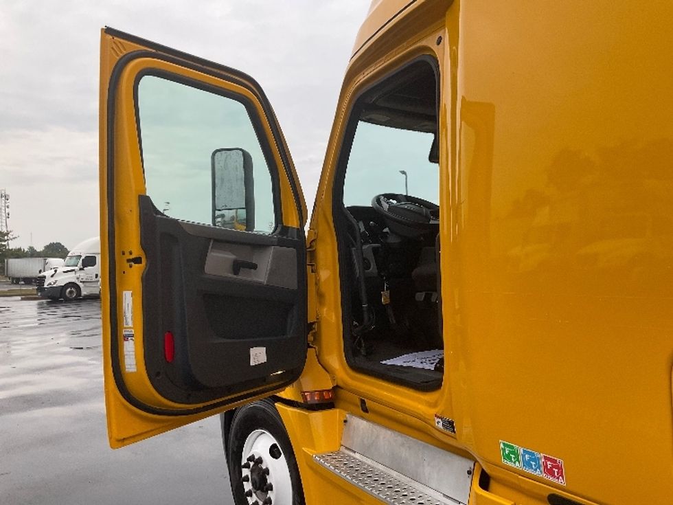 2022 Freightliner Cascadia 126" Sleeper Cab photo 9