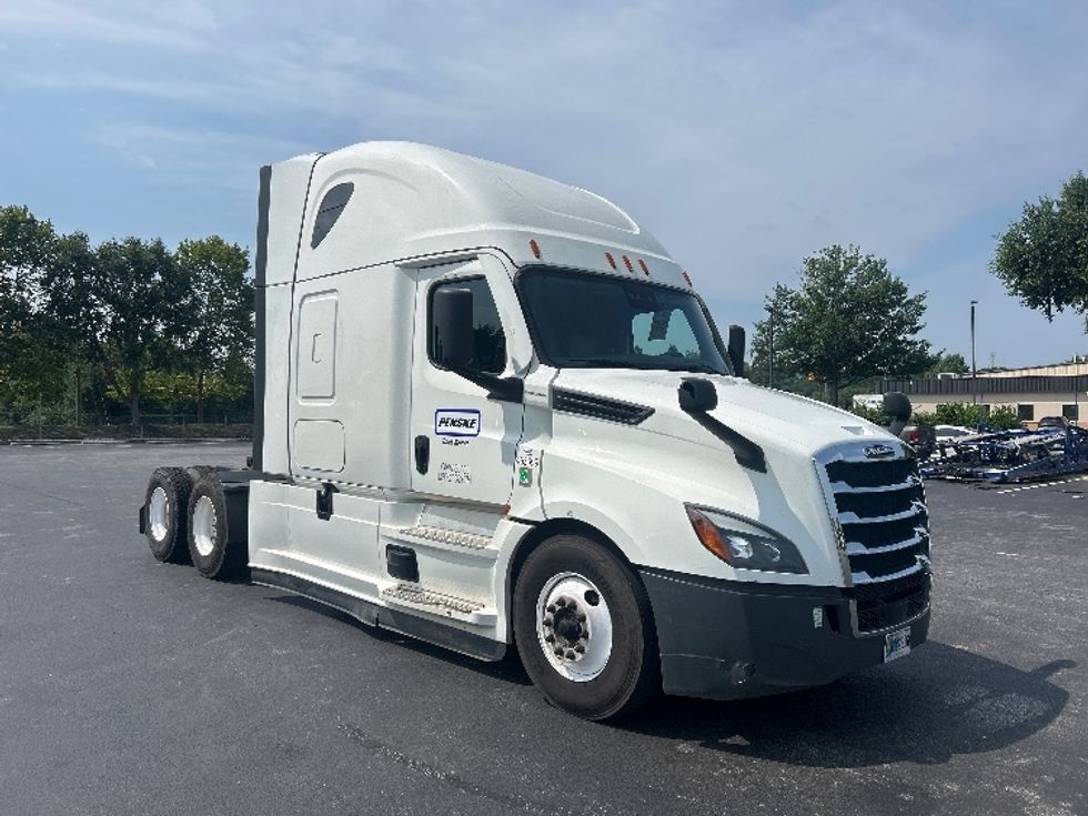 Sleeper Tractor-Heavy Duty Tractors-Freightliner-2022-T12664ST-New Castle-DE-418,909\n\t\tmiles-$ 82,000 - Image 1