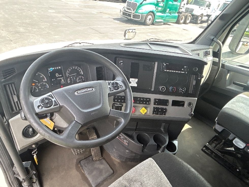 Sleeper Tractor-Heavy Duty Tractors-Freightliner-2022-T12664ST-New Castle-DE-418,909\n\t\tmiles-$ 82,000 - Image 11