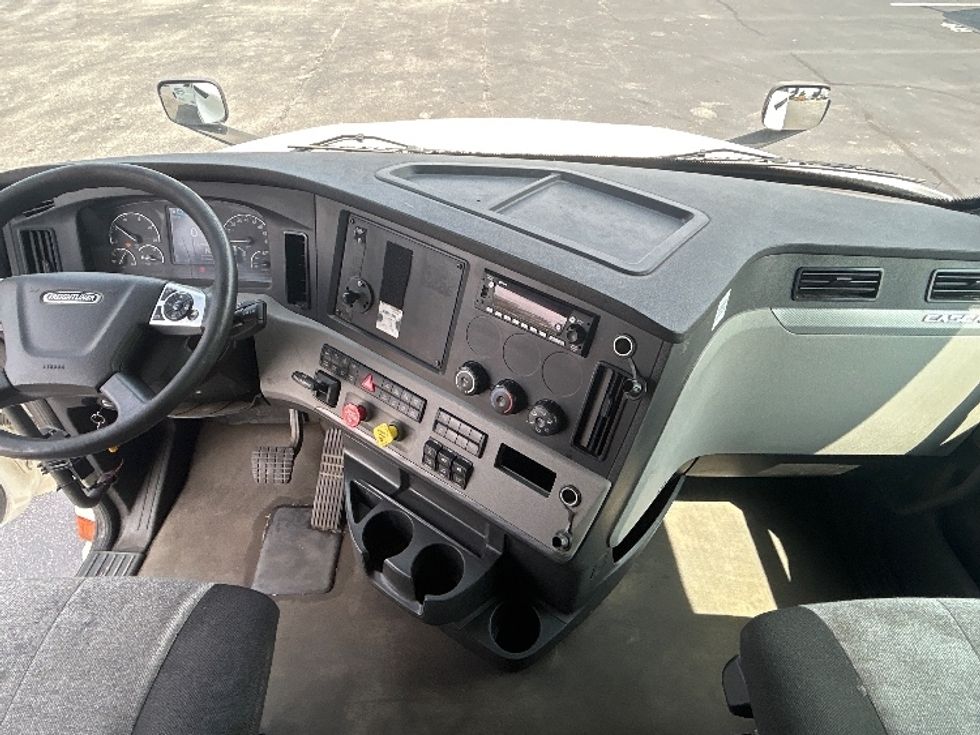 Sleeper Tractor-Heavy Duty Tractors-Freightliner-2022-T12664ST-New Castle-DE-418,909\n\t\tmiles-$ 82,000 - Image 12