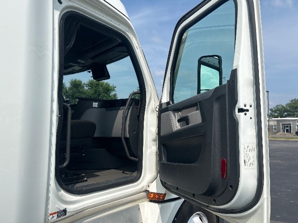 Sleeper Tractor-Heavy Duty Tractors-Freightliner-2022-T12664ST-New Castle-DE-418,909\n\t\tmiles-$ 82,000 - Image 13