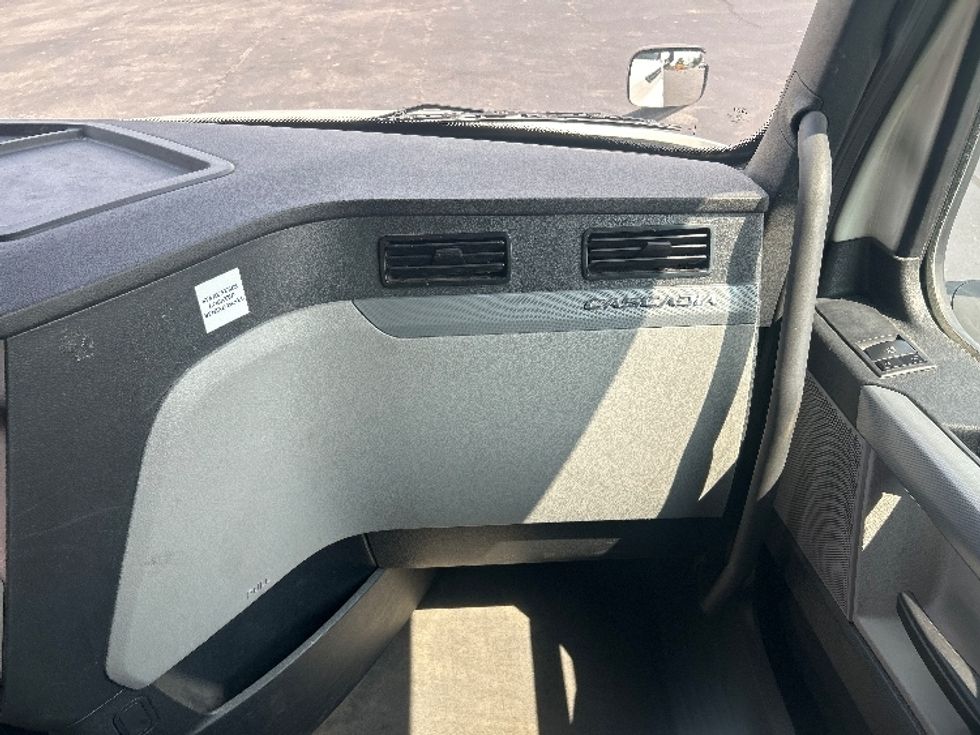 Sleeper Tractor-Heavy Duty Tractors-Freightliner-2022-T12664ST-New Castle-DE-418,909\n\t\tmiles-$ 82,000 - Image 14