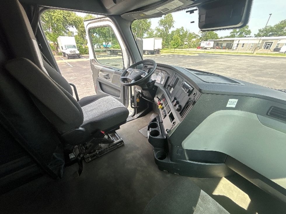 Sleeper Tractor-Heavy Duty Tractors-Freightliner-2022-T12664ST-New Castle-DE-418,909\n\t\tmiles-$ 82,000 - Image 15