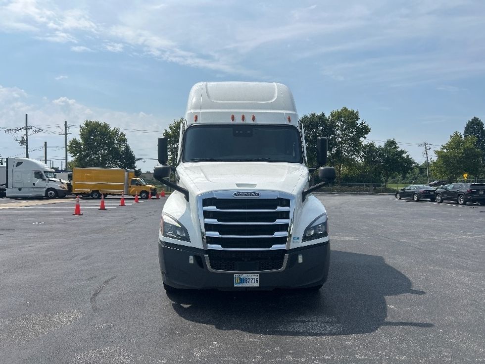 Sleeper Tractor-Heavy Duty Tractors-Freightliner-2022-T12664ST-New Castle-DE-418,909\n\t\tmiles-$ 82,000 - Image 2