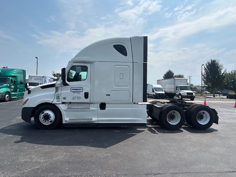 Sleeper Tractor-Heavy Duty Tractors-Freightliner-2022-T12664ST-New Castle-DE-418,909\n\t\tmiles-$ 82,000 - Image 4