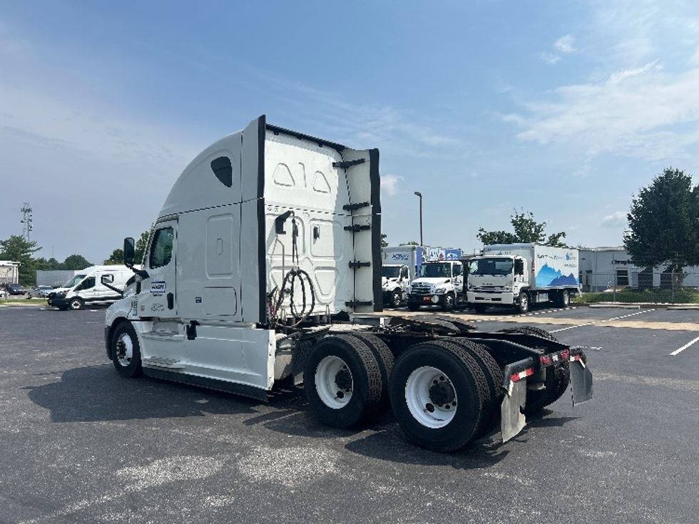 Sleeper Tractor-Heavy Duty Tractors-Freightliner-2022-T12664ST-New Castle-DE-418,909\n\t\tmiles-$ 82,000 - Image 5