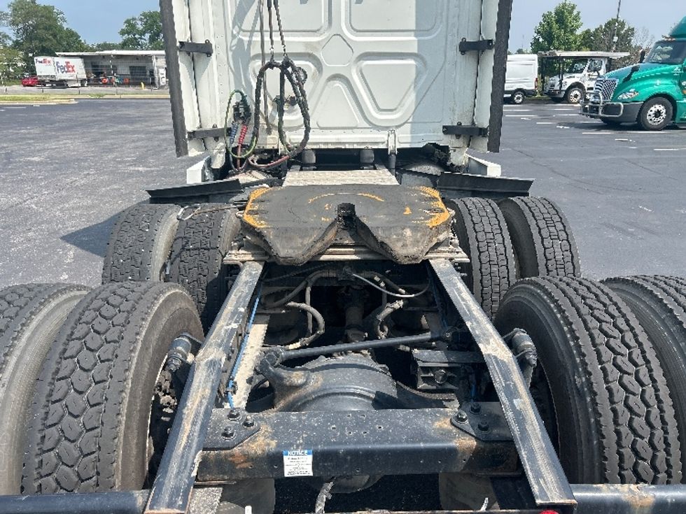 Sleeper Tractor-Heavy Duty Tractors-Freightliner-2022-T12664ST-New Castle-DE-418,909\n\t\tmiles-$ 82,000 - Image 6