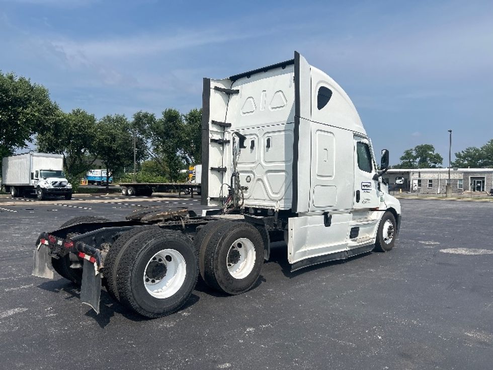 Sleeper Tractor-Heavy Duty Tractors-Freightliner-2022-T12664ST-New Castle-DE-418,909\n\t\tmiles-$ 82,000 - Image 7