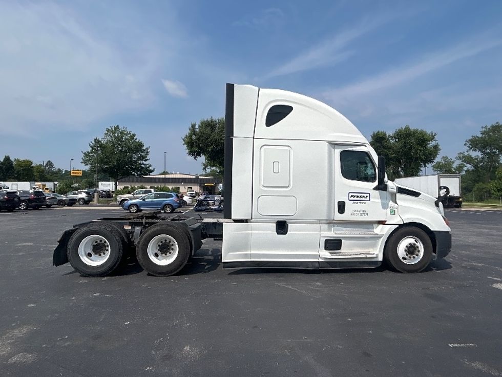 Sleeper Tractor-Heavy Duty Tractors-Freightliner-2022-T12664ST-New Castle-DE-418,909\n\t\tmiles-$ 82,000 - Image 8