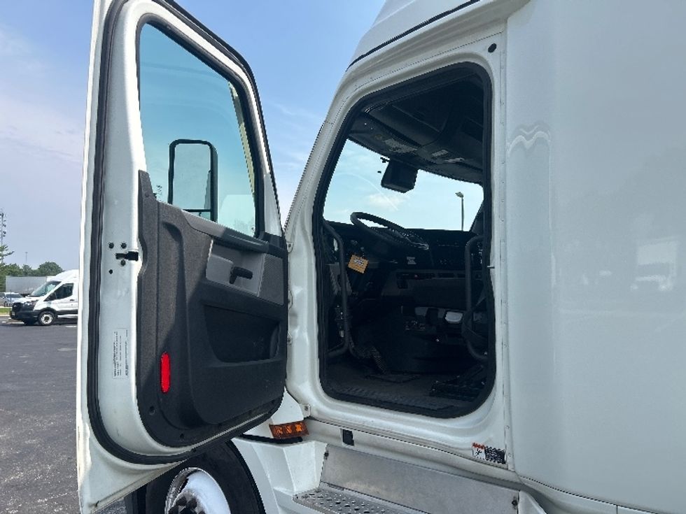 Sleeper Tractor-Heavy Duty Tractors-Freightliner-2022-T12664ST-New Castle-DE-418,909\n\t\tmiles-$ 82,000 - Image 9
