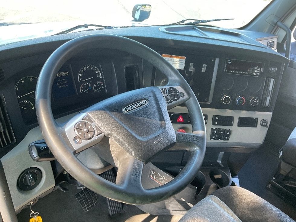 Sleeper Tractor-Heavy Duty Tractors-Freightliner-2022-T12664ST-New Castle-DE-565,045\n\t\tmiles-$ 64,000 - Image 10